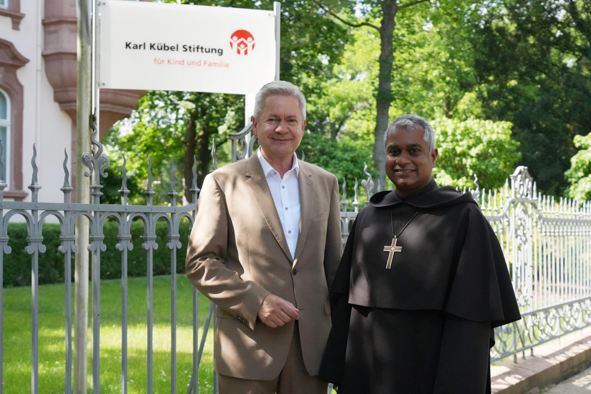 Weihbischof Joshy Pottackal zu Gast bei der Karl-Kübel-Stiftung in Bensheim. Hier neben Stiftungsratsvorsitzendem Dr. Matthias Wilkes (c) Thomas Zelinger
