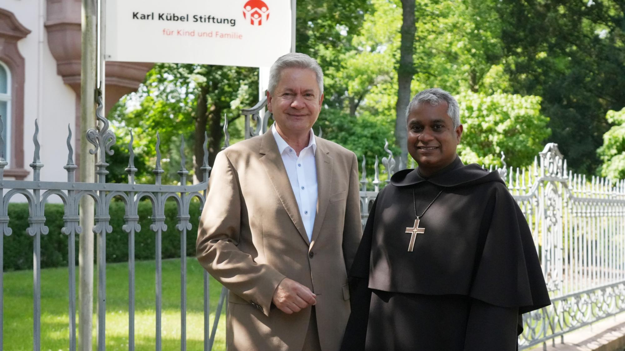 Weihbischof Joshy Pottackal zu Gast bei der Karl-Kübel-Stiftung in Bensheim. Hier neben Stiftungsratsvorsitzendem Dr. Matthias Wilkes