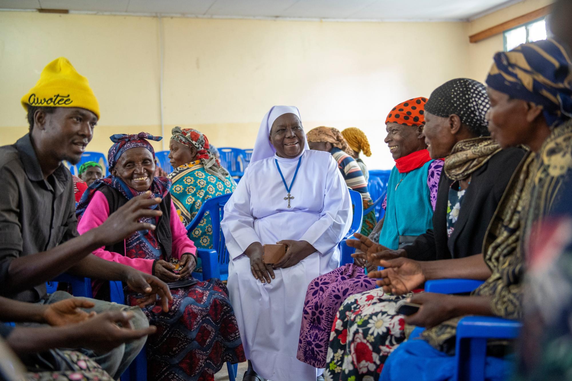 Schwester Adalbera Makure setzt auf ein Netzwerk von Unterstützerinnen und Unterstützern für die Arbeit ihres Tumaini Sozialzentrums aus den umliegenden Dörfern. Für sie nimmt sich Schwester Adalbera Makure gerne und oft Zeit. (c) misso/Foto: Bente Stachowski