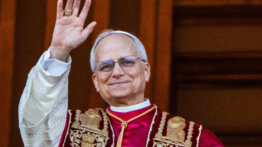 Papst Leo XIV. nach seiner Wahl beim Gruß am Petersplatz