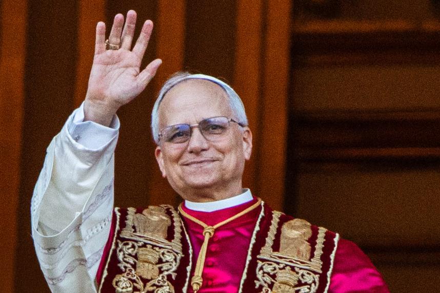 Papst Leo XIV. winkt freundlich kurz nach seiner Wahl in Rom den Menschen am Petersplatz aus der Loggia zu