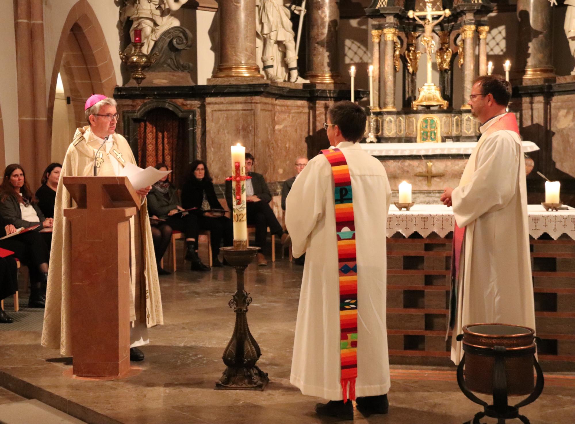 Bischof Peter Kohlgraf überreichte die Dekrete ihrer offiziellen Ernennung zu Beauftragten der queersensiblen Pastoral an Mathias Berger und Christine Schardt (c) Bistum Mainz/Hoffmann