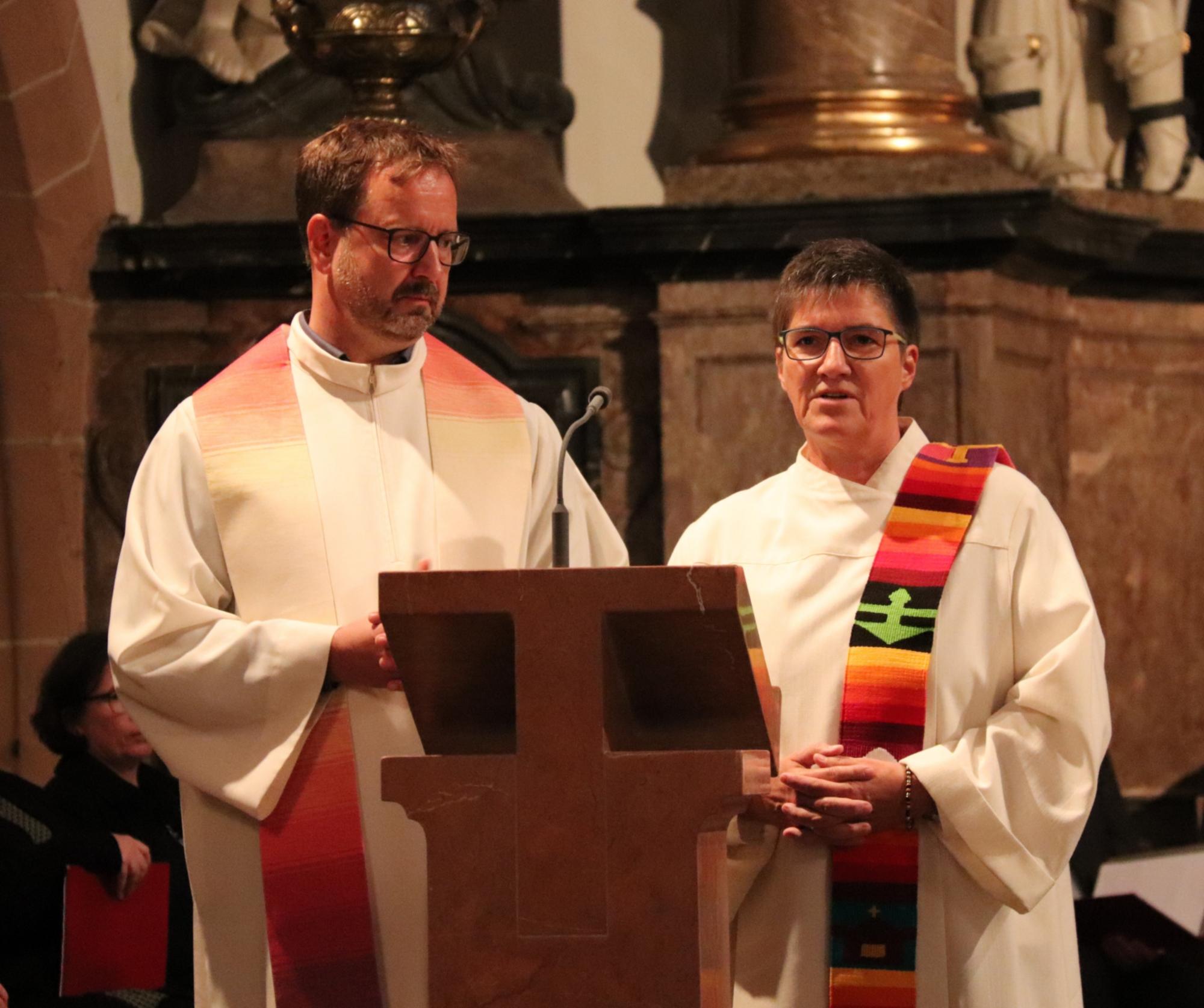 Pfarrer Mathias Berger und Gemeindereferentin Christine Schardt sind jetzt offiziell Beauftragte für queersensible Pastoral des Bistums Mainz (c) Bistum Mainz/Hoffmann