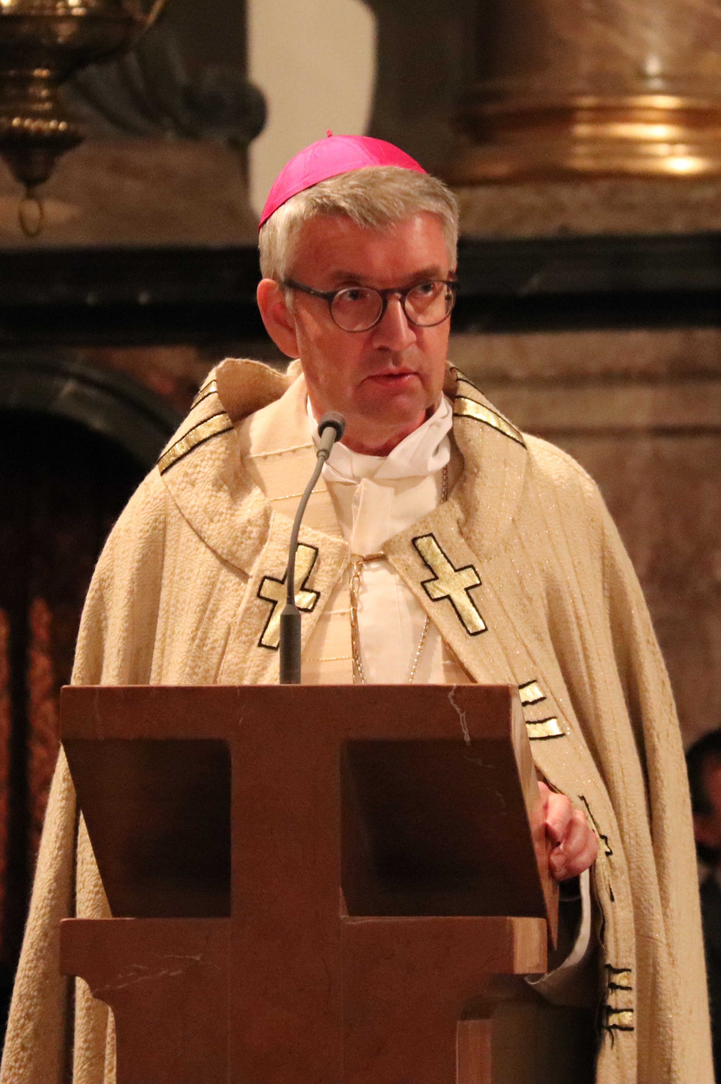 Bischof Peter Kohlgraf bei der Beauftragung der queersensiblen Pastoral in der Kirche St. Quintin in Mainznz