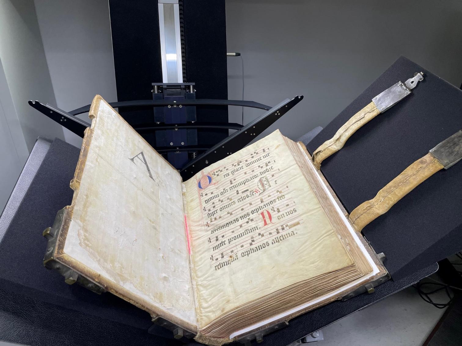 Unter anderem wird das Chorbuch der Karmeliter aus dem Dommuseum Mainz (Signatur B 330 C, CC0) in der Universitätsbibliothek Mainz digitalisiert. (c) Foto/©: Christian George / UB Mainz