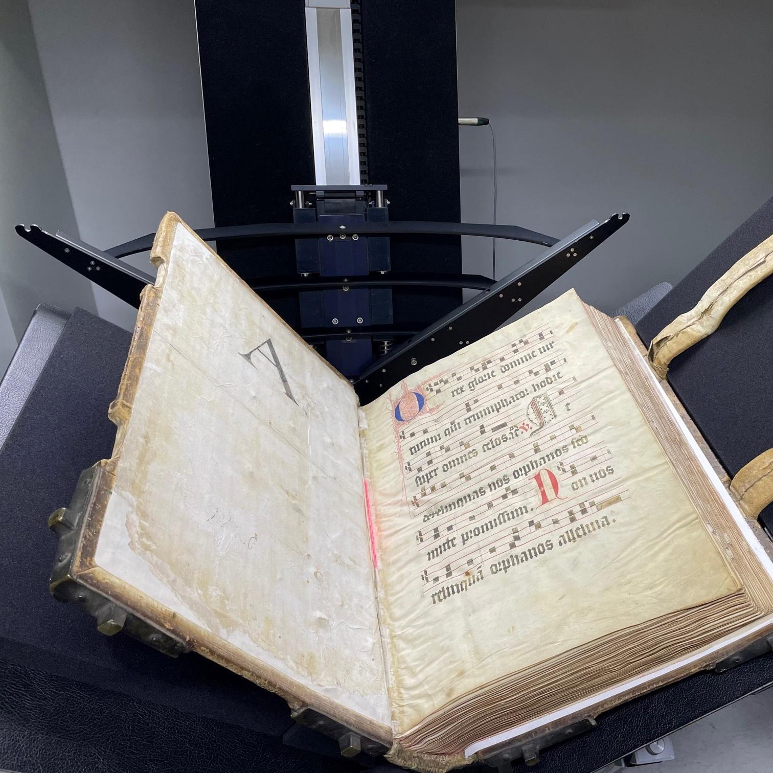 Unter anderem wird das Chorbuch der Karmeliter aus dem Dommuseum Mainz (Signatur B 330 C, CC0) in der Universitätsbibliothek Mainz digitalisiert.