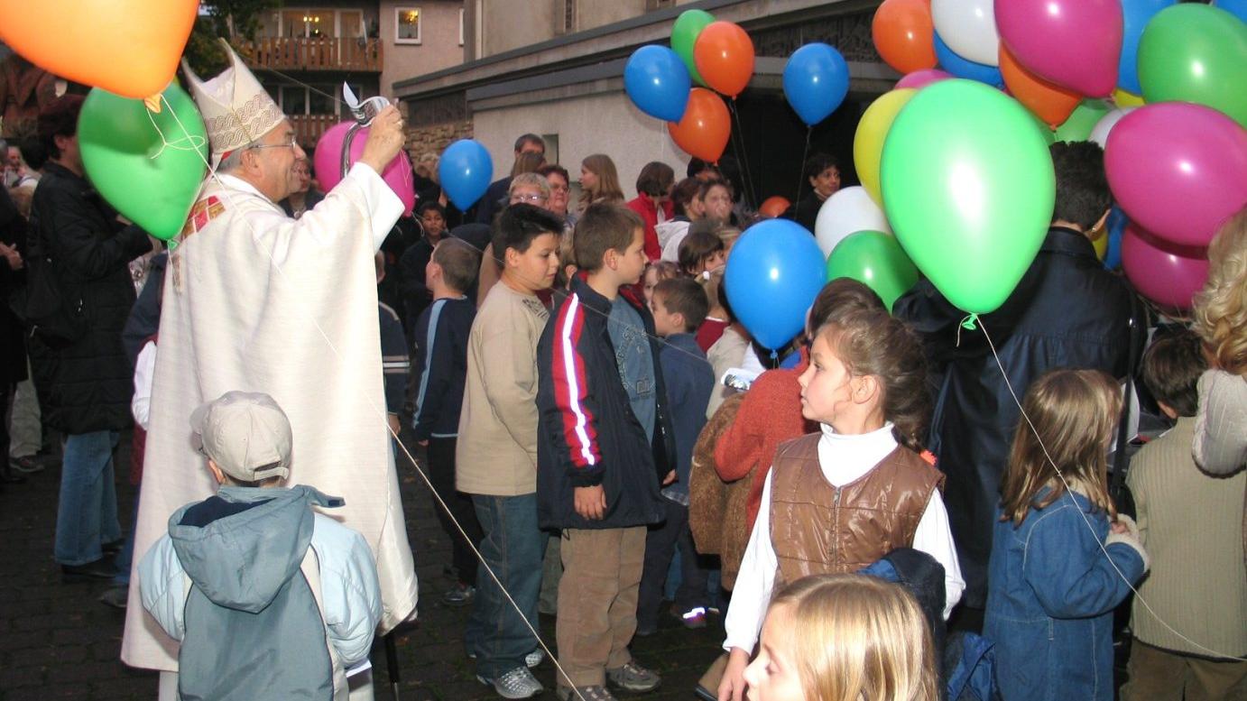 Alzey, 15. Oktober: Zum Schuljubiläum ließ Kardinal Karl Lehmann gemeinsam mit den Schülern der St. Marien-Schule Luftballons in den Himmel steigen.