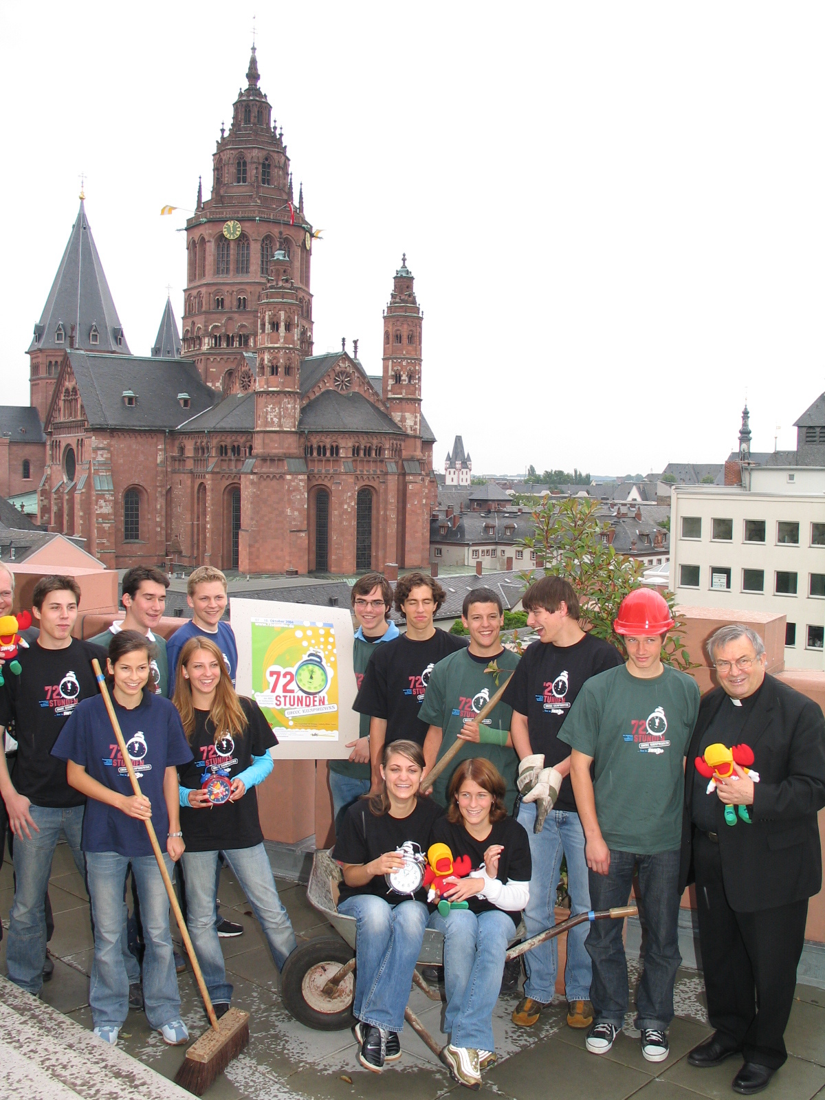 Mainz, 12. Juli 2004: Kardinal Karl Lehmann (ganz rechts) mit Teilnehmern der 72-Stunden-Aktion bei der Vorstellung des Projektes auf der Dachterrasse des Mainzer Staatstheaters. (c) MBN