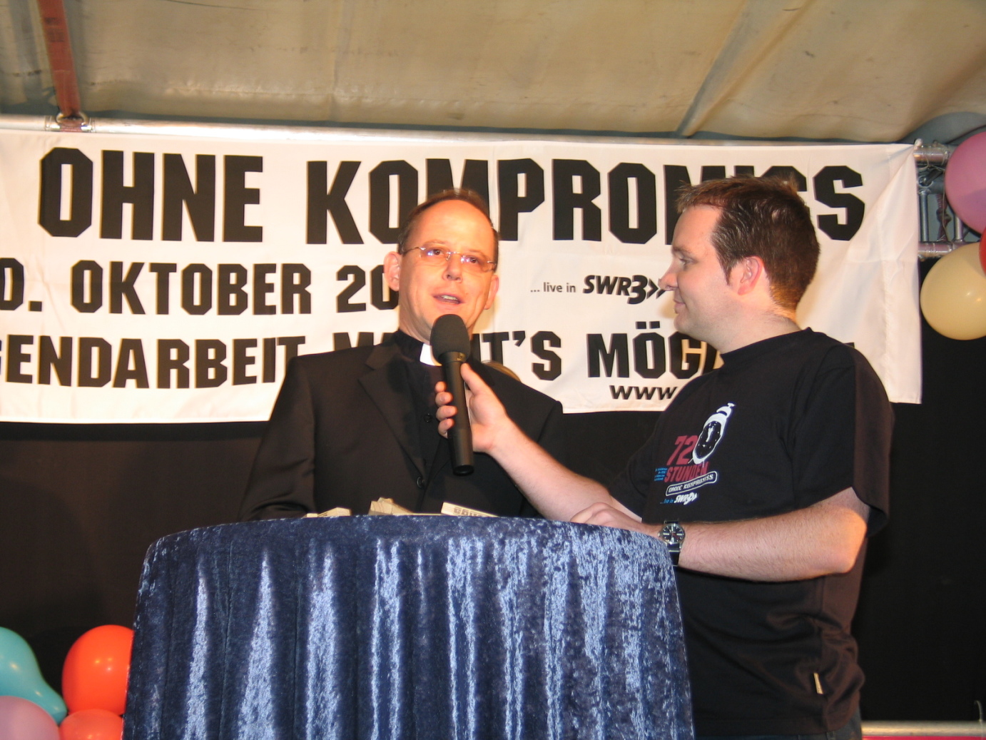 Mainz, 7. Oktober: Weihbischof Neymeyr (links) im Gespräch mit Oliver Schopp vom BDKJ beim Auftakt der 72 Stunden-Aktion auf dem Ballplatz. (c) tob (MBN)