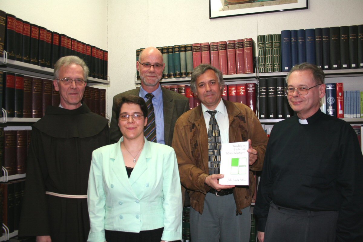 Mainz, 25.7.05: v.l.n.r.: Pater Dominikus Göcking, Martina Pauly, Jochen Bepler, Georg Ott-Stelzner und Dr. Helmut Hinekl. (c) am (MBN)