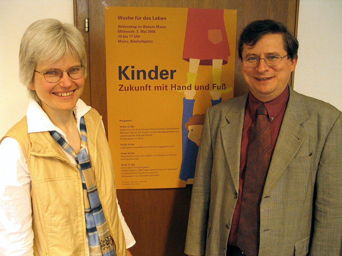 Mainz, 28.4.2006: Marina Reißfelder (l.) und Hans Jürgen Dörr vom Bischöflichen Ordinariat organisieren den Aktionstag 