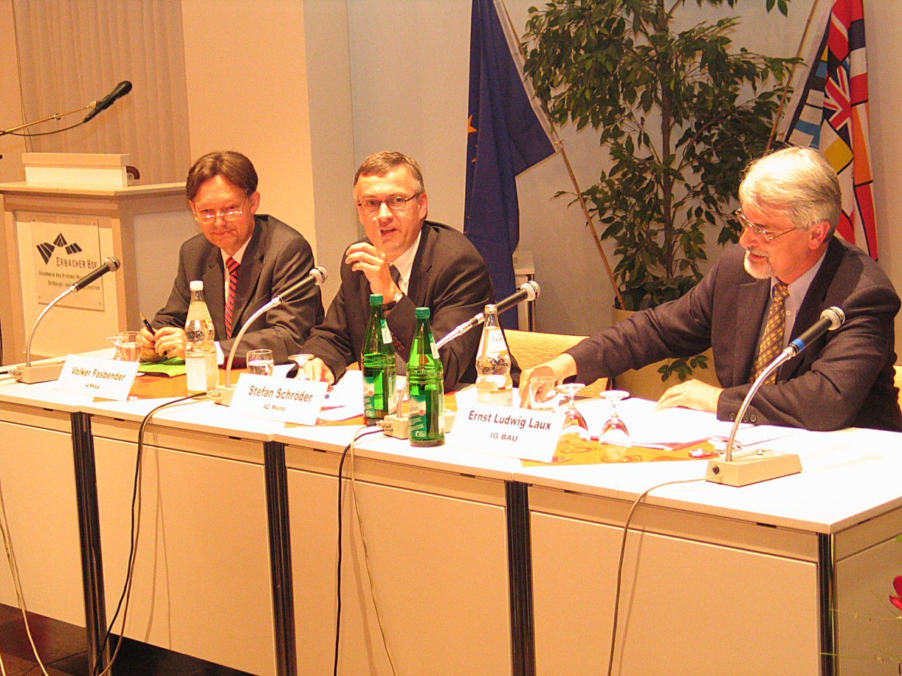 Mainz, 30.4.2005: Diskutierten im Erbacher Hof über die EU-Osterweiterung: (v.l.) Volker Fasbender, Stefan Schröder und Ernst-Ludwig Laux. (c) am (MBN)