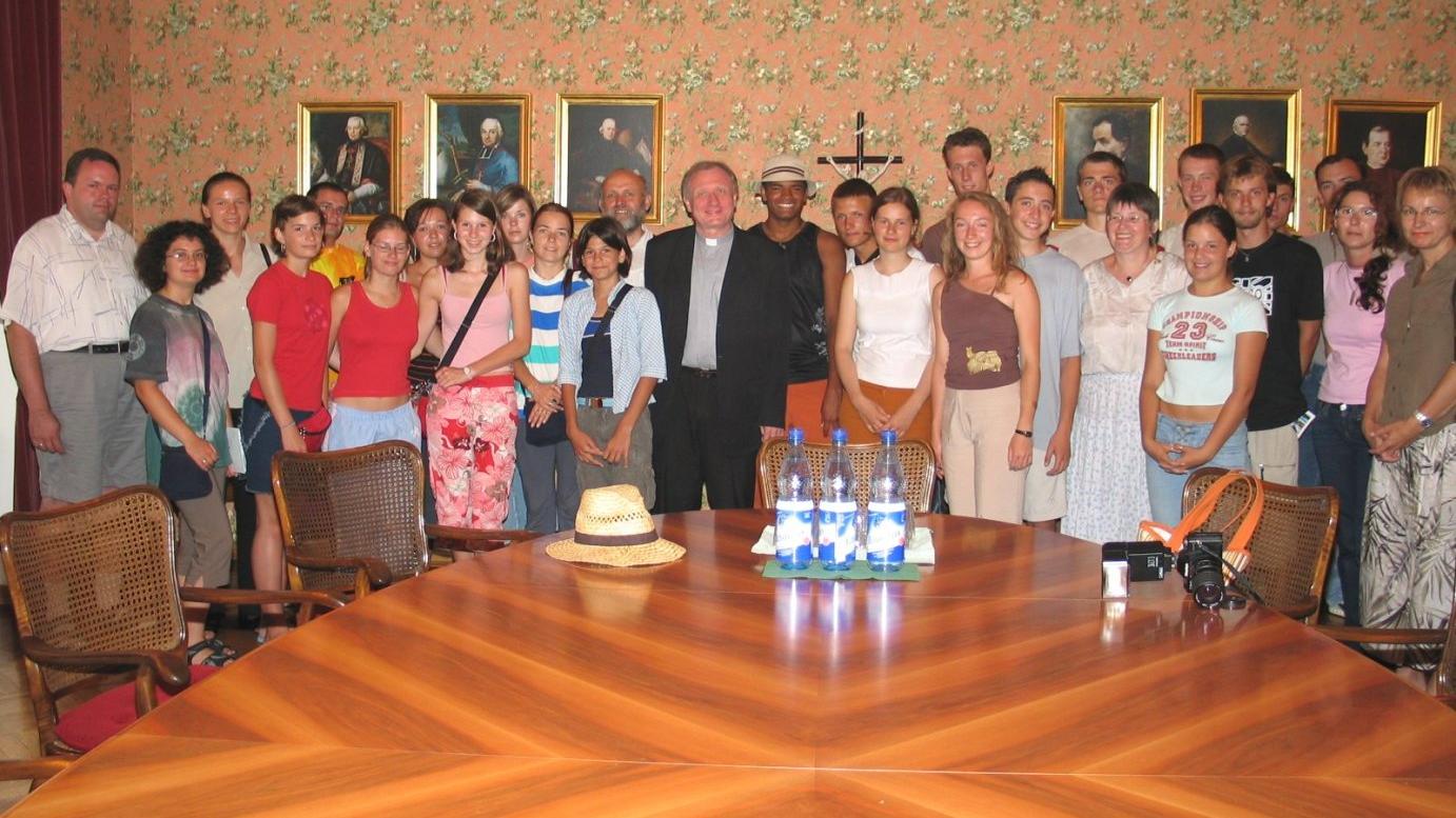 Mainz, 4. August 2004: Gruppenbild der Teilnehmer an der Brebbia-Fahrt mit Generalvikar Giebelmann (mitte) und Pfarrer Balthasar Blumers (links daneben).