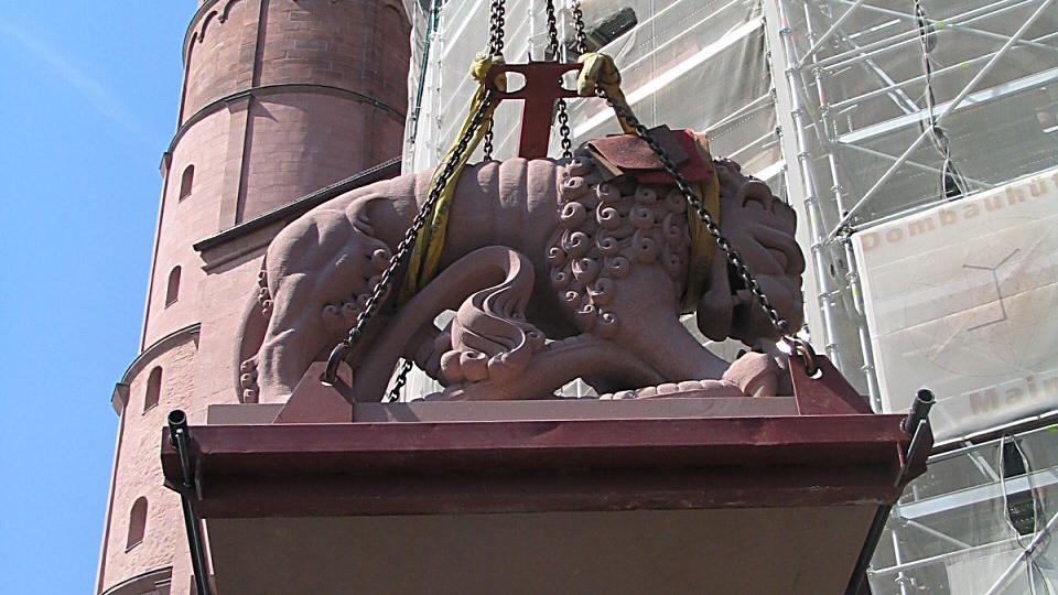Mainz, 19.5.2005: Der Domlöwe auf dem Weg zu seinem Standort.