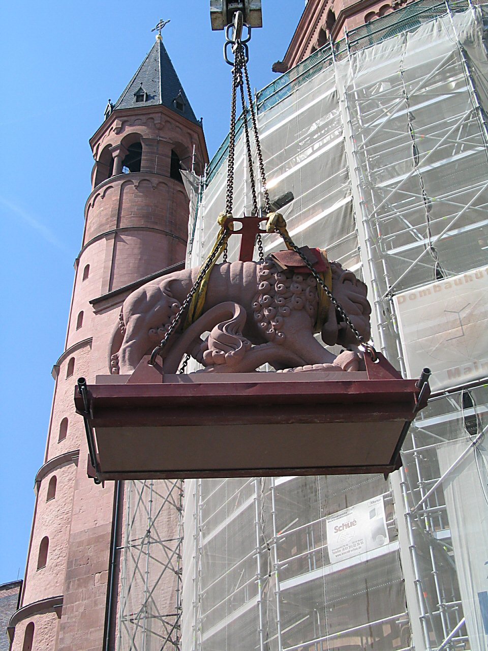 Mainz, 19.5.2005: Der Domlöwe auf dem Weg zu seinem Standort. (c) am (MBN)