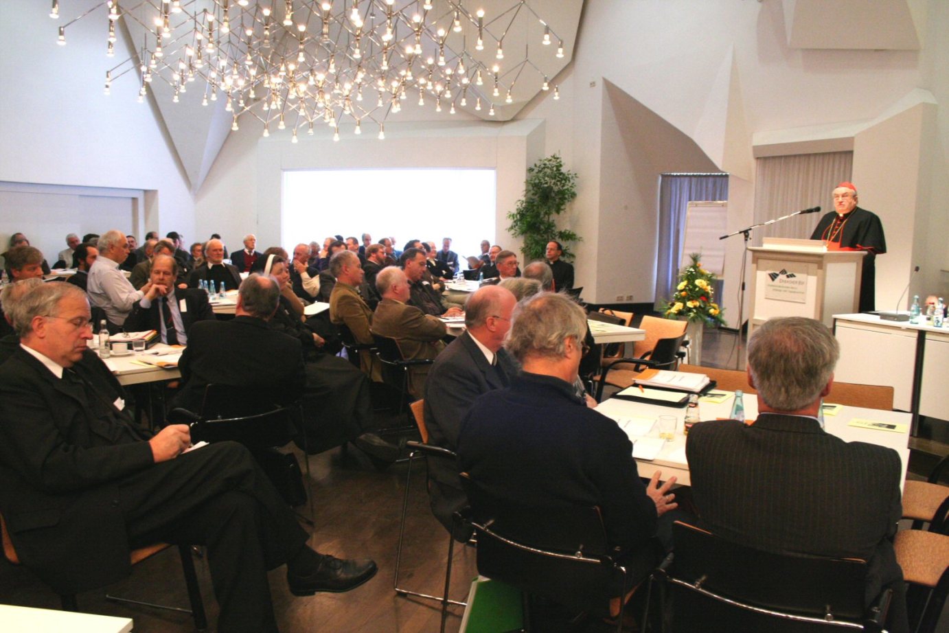Mainz, 26. November 2005: Kardinal Lehmann bei seinem Referat vor der Diözesanversammlung des Bistums Mainz im Erbacher Hof. (c) tob (MBN)