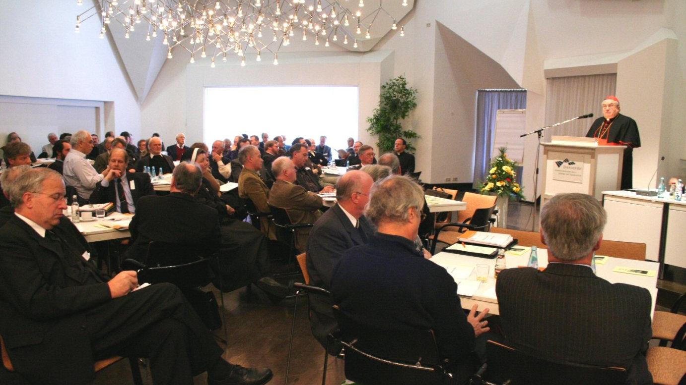 Mainz, 26. November 2005: Kardinal Lehmann bei seinem Referat vor der Diözesanversammlung des Bistums Mainz im Erbacher Hof.