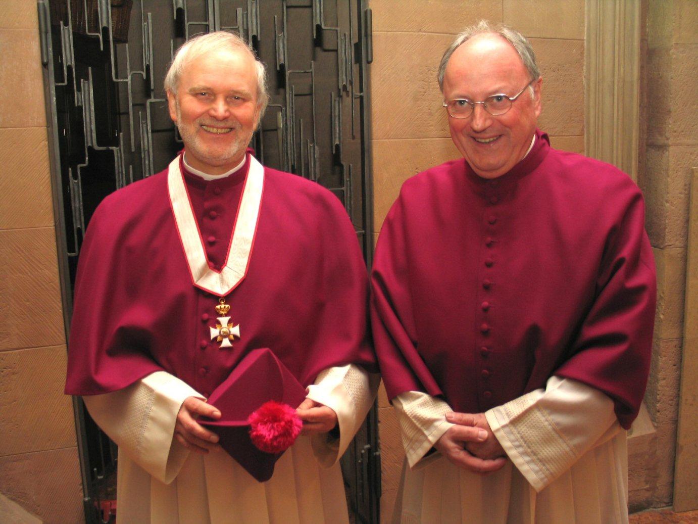 Mainz, 30. Januar 2005: Der neue residierende Domkapitular, Monsignore Horst Schneider (links), neben Domdekan Heinz Heckwolf nach der liturgischen Einführung. (c) tob (MBN)