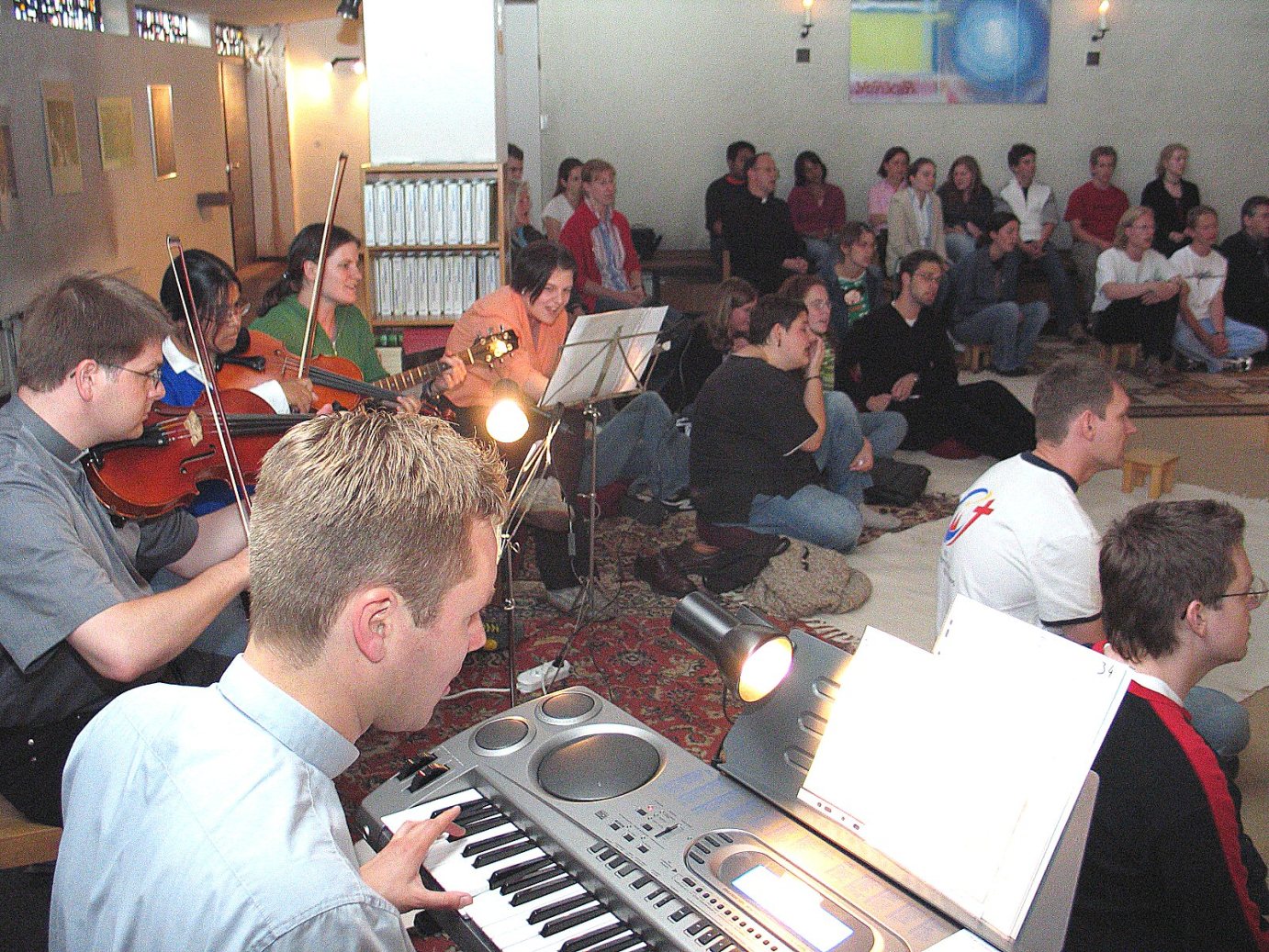 Mainz, 5. Juni 2005: Jeden Monat treffen sich die Jugendlichen in der Kapelle des Jugendamtes Don Bosco im Emmaus-Gebetskreis zur Vorbereitung auf den Weltjugendtag in Deutschland. (c) tob (MBN)