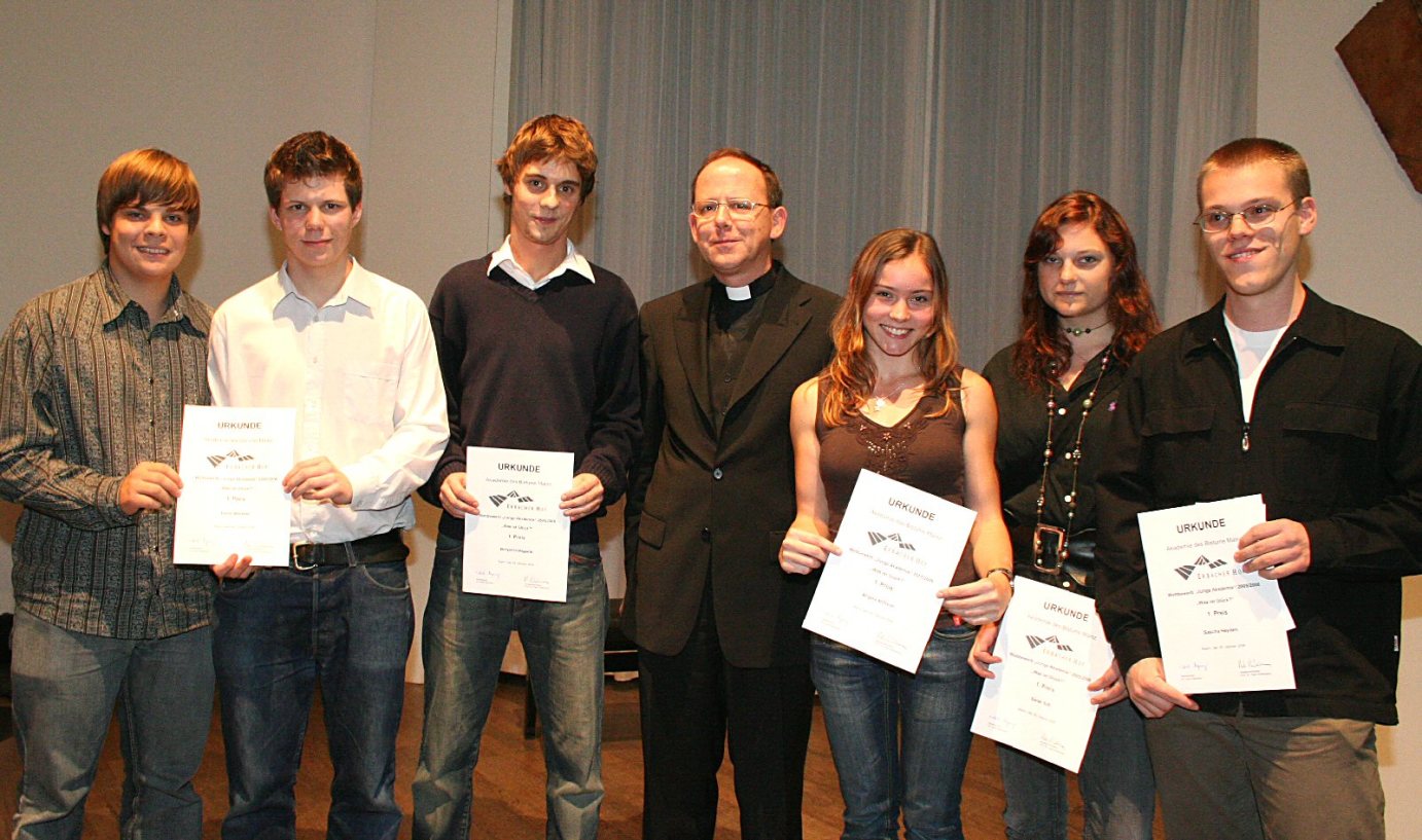 Mainz, 29.10.2006: Die Gewinner des 1. Preises gemeinsam mit Weihbischof Dr. Ulrich Neymeyr (4.v.l.). (c) am (MBN)