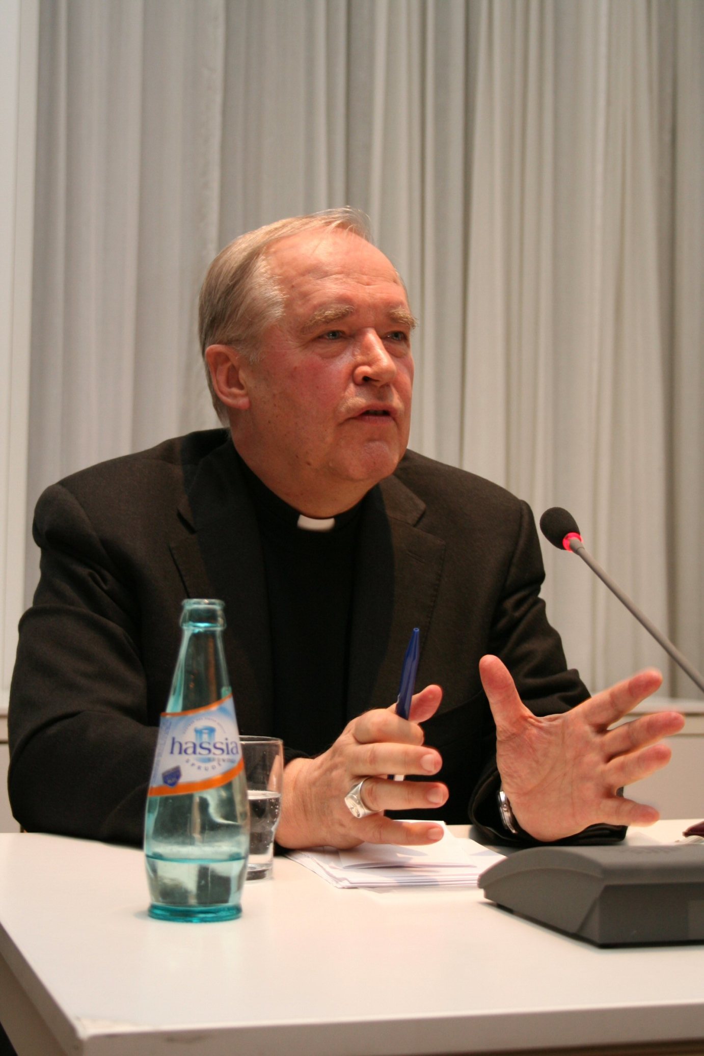 Mainz, 15. Februar 2006: Erzbischof Paul Josef Cordes bei seinem Vortrag im Erbacher Hof. (c) tob (MBN)