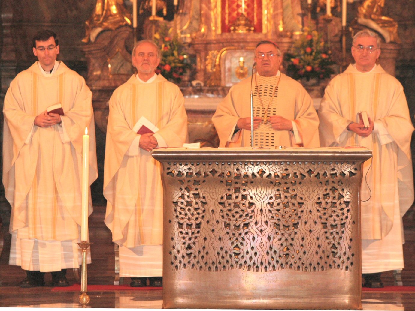 Mainz, 8. Dezember 2006: Der Kardinal zelebrierte den Gottesdienst zusammen mit der Hausleitung des Priesterseminars (v.l.n.r.): Subregens Martin Berker, Regens Horst Schneider, Kardinal Karl Lehmann und Spiritual Clemens Löcher SJ. (c) tob (MBN)