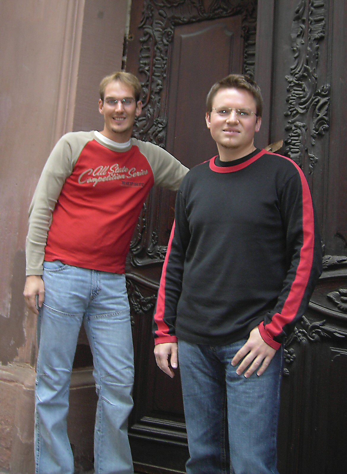 Mainz, August 2006: Christian Feuerstein (links) und Markus Metzler an der Pforte des Mainzer Priesterseminars. (c) Elisabeth Heinen (MBN)