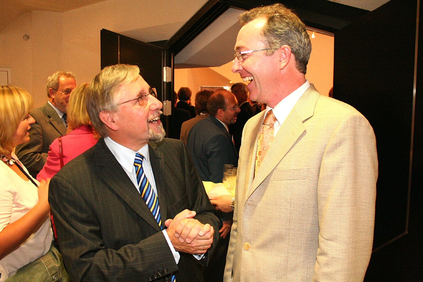 Mainz, 20.9.2006: Der alte und der neue SWR-Beauftragte des Bistums Mainz: Günther Gremp (l.) und Thomas Weißer. (c) am (MBN)