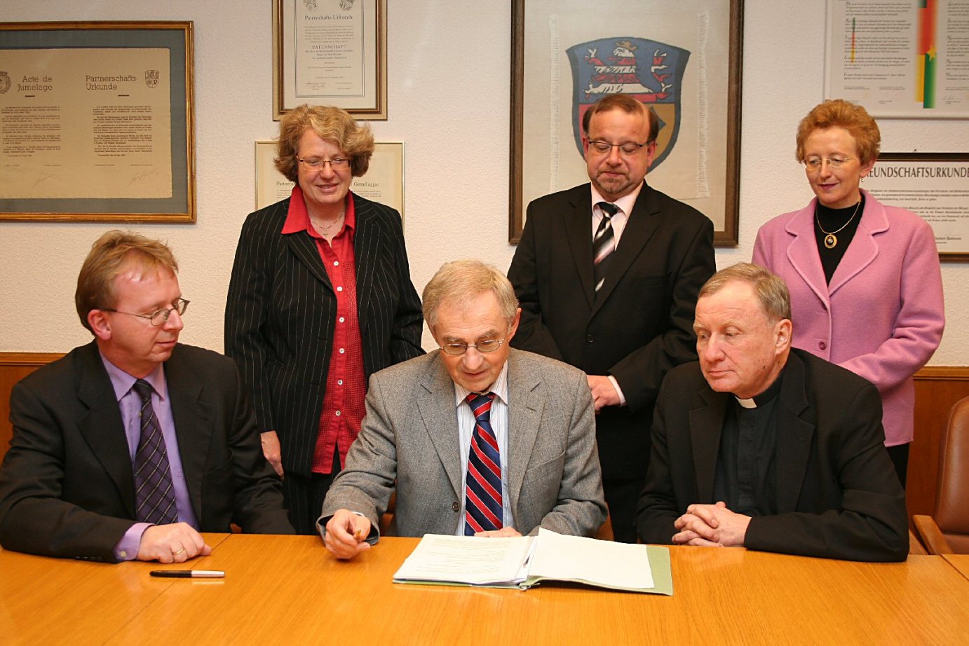 Viernheim, 23.12.2005: Notarielle Beurkundung des Trägerwechsels der AMS in Viernheim mit (v.l.) Bürgermeister Matthias Baaß, Schulleiterin Dr. Ursula Kubera, Notar Herbert Franz, Erster Stadtrat Martin Ringhof, Generalvikar Dietmar Giebelmann und Schuldezernentin Dr. Gertrud Pollak.-004 (c) am (MBN)