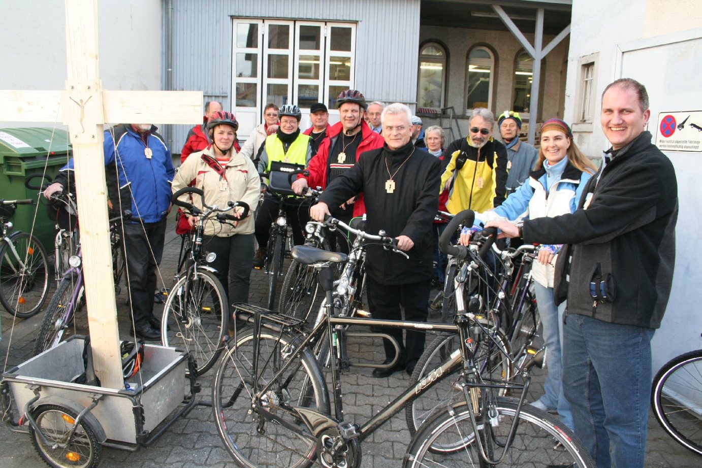 Mainz, 6.4.2006: Rund dreißig Personen nahmen am Fahrrad-Kreuzweg mit Weihbischof Dr. Werner Guballa (6.v.r.) zum Thema Arbeit teil. (c) am (MBN)