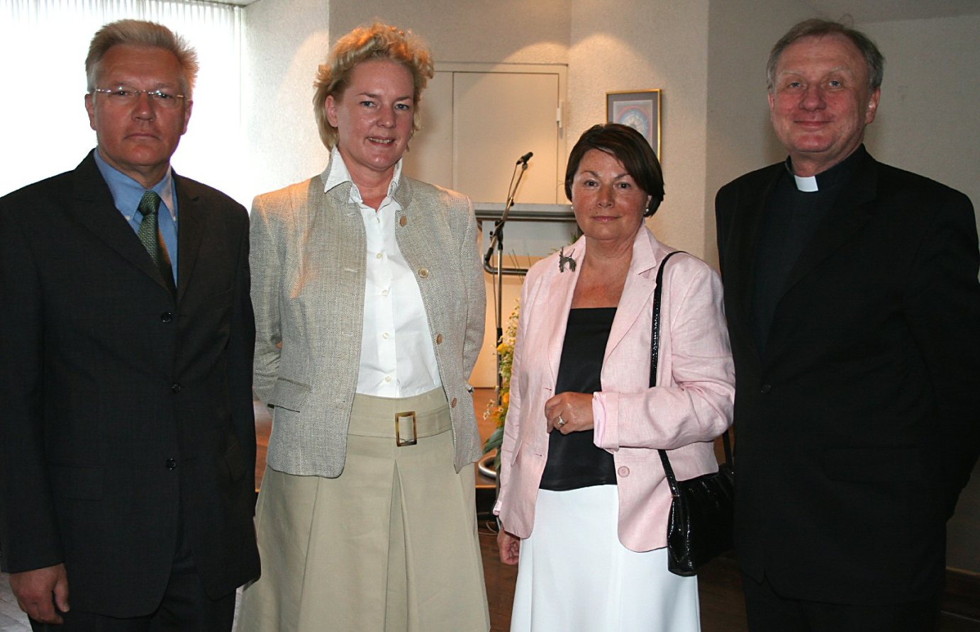 Mainz, 23.6.2006: Verabschiedung von Dr. Gertrud Fels: (v.l.) Dr. Hans-Jürgen Kotzur, Dr. Alexandra König, Dr. Gertrud Fels und Generalvikar Prälat Dietmar Giebelmann. (c) am (MBN)