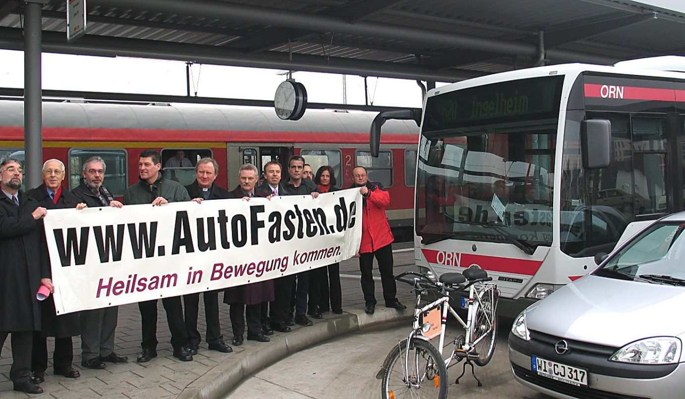 Ingelheim, 10.2.2005: Vertreter der katholischen und evangelischen Kirche, des Landes und der Stadt Ingelheim warben am Bahnhof in Ingelheim für die Aktion 