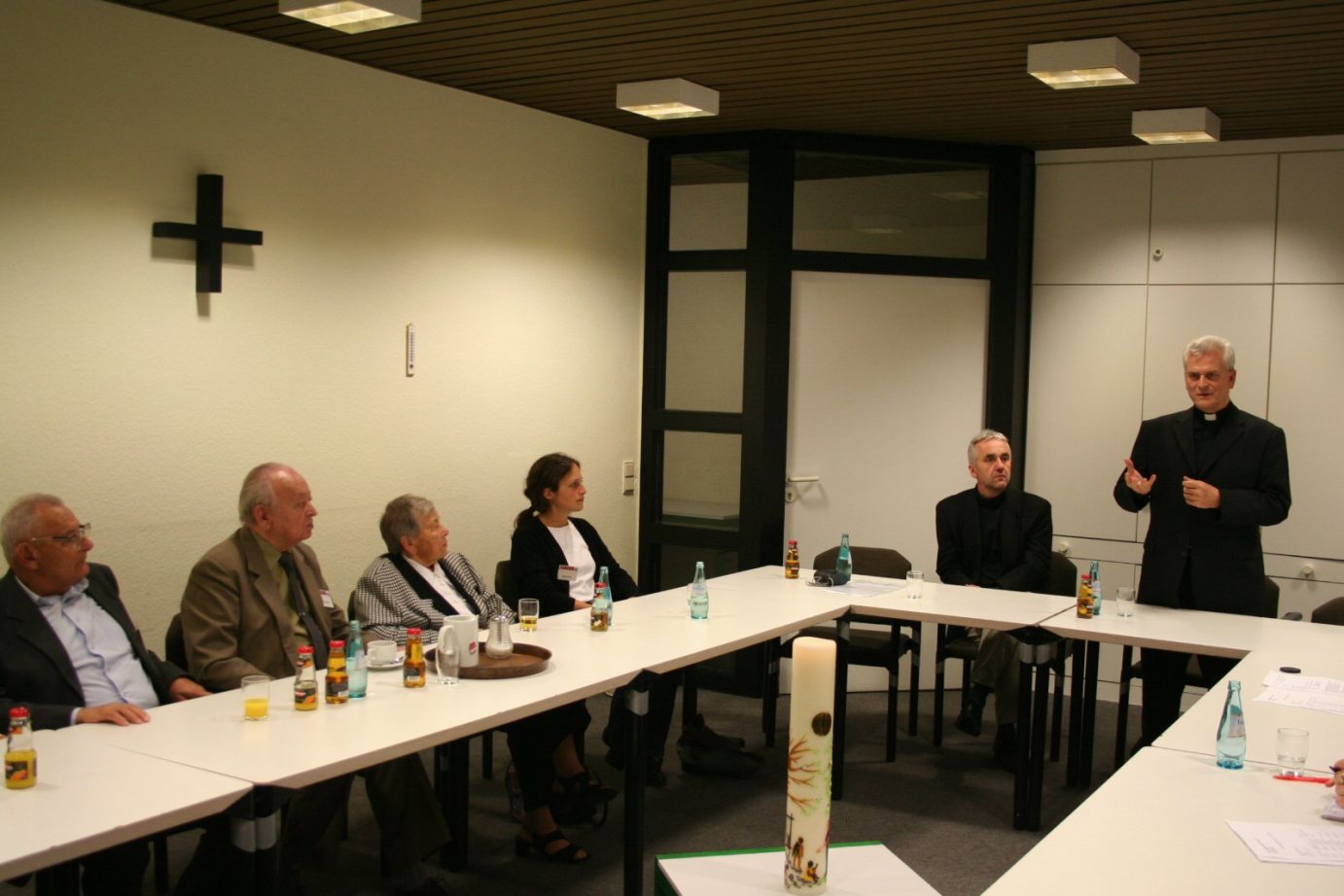 Mainz, 4.10.2005: Im Erbacher Hof traf Weihbischof Guballa (rechts, stehend) mit sechs polnischen Überlebenden des Holocaust zum Gespräch zusammen. (c) am (MBN)