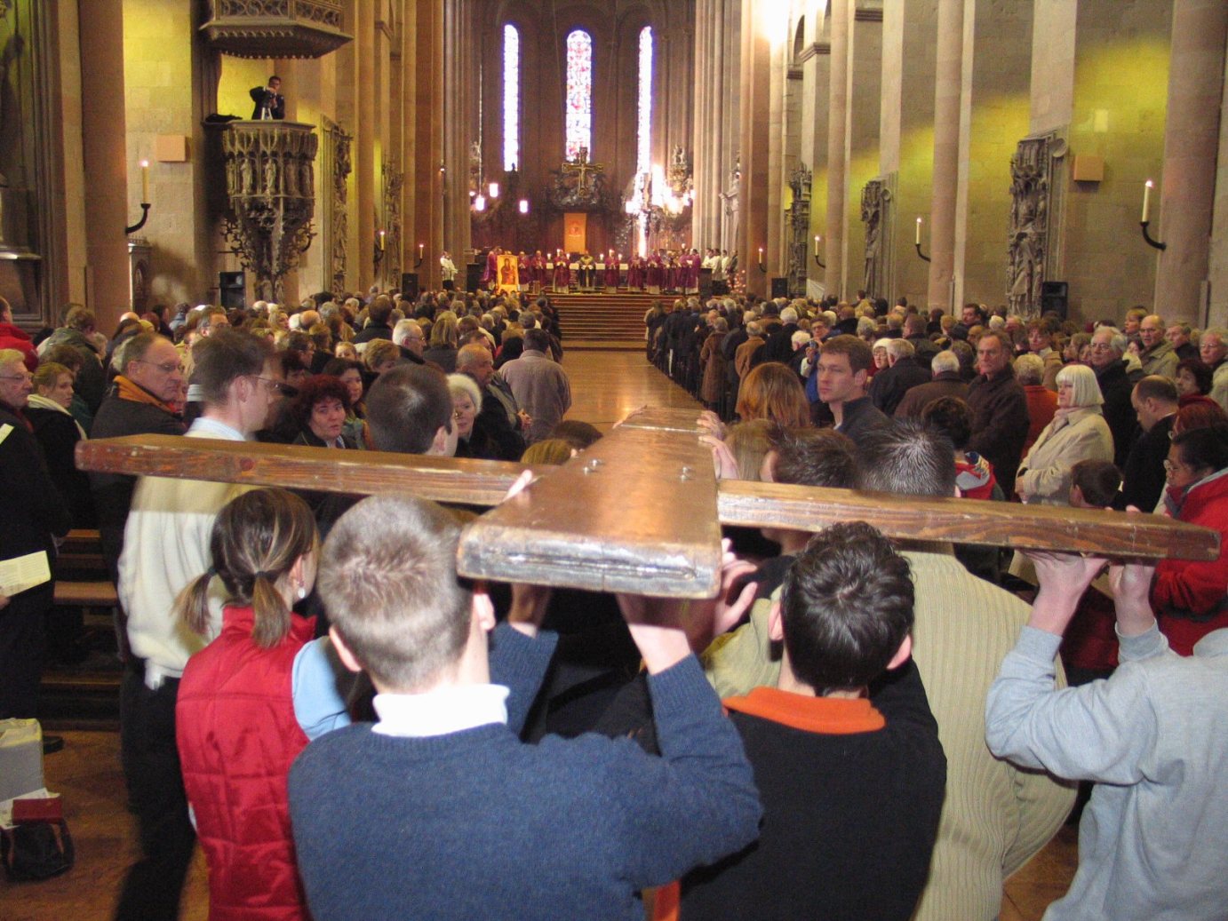 Mainz, 27.2.2005: Die Jugendliche tragen das WJT-Kreuz zum Altar. (c) tob (MBN)