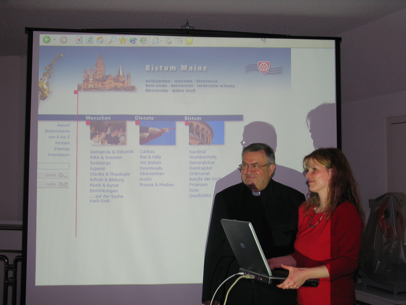 Kardinal Lehmann und die Internetbeauftragte Anette Schermuly bei der Präsentation der neuen Internetplattform am 13. April. (c) MBN