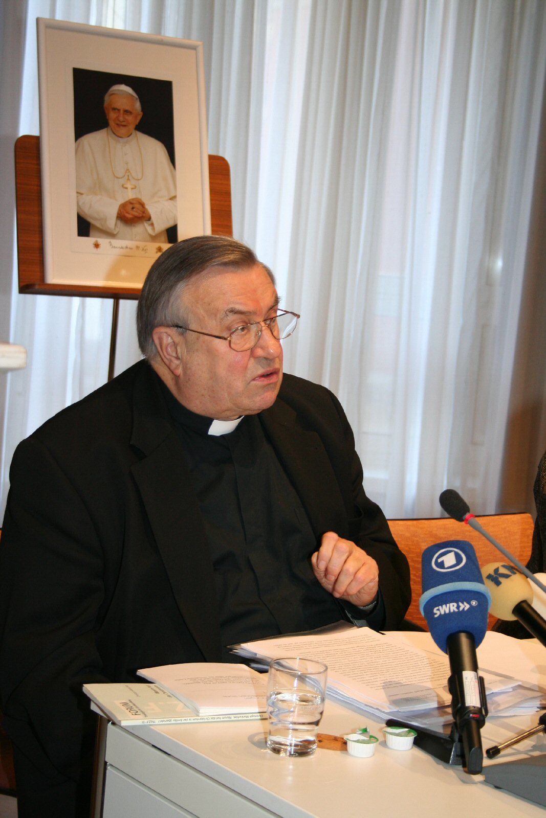 Mainz, 25.1.2006: Kardinal Karl Lehmann würdigt vor Journalisten die erste Enzyklika von Papst Benedikt XVI. 