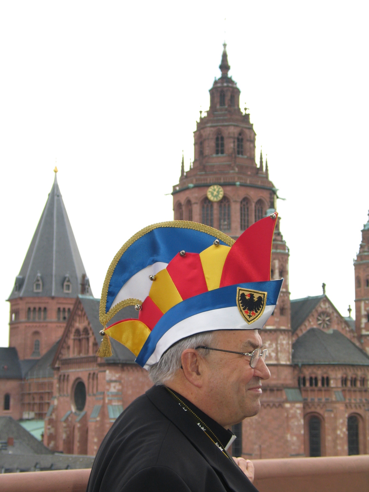 Mainz, 27. Juli 2004: Kardinal Lehmann mit der Ehrenmütze des AKV vor dem Mainzer Dom. (c) MBN