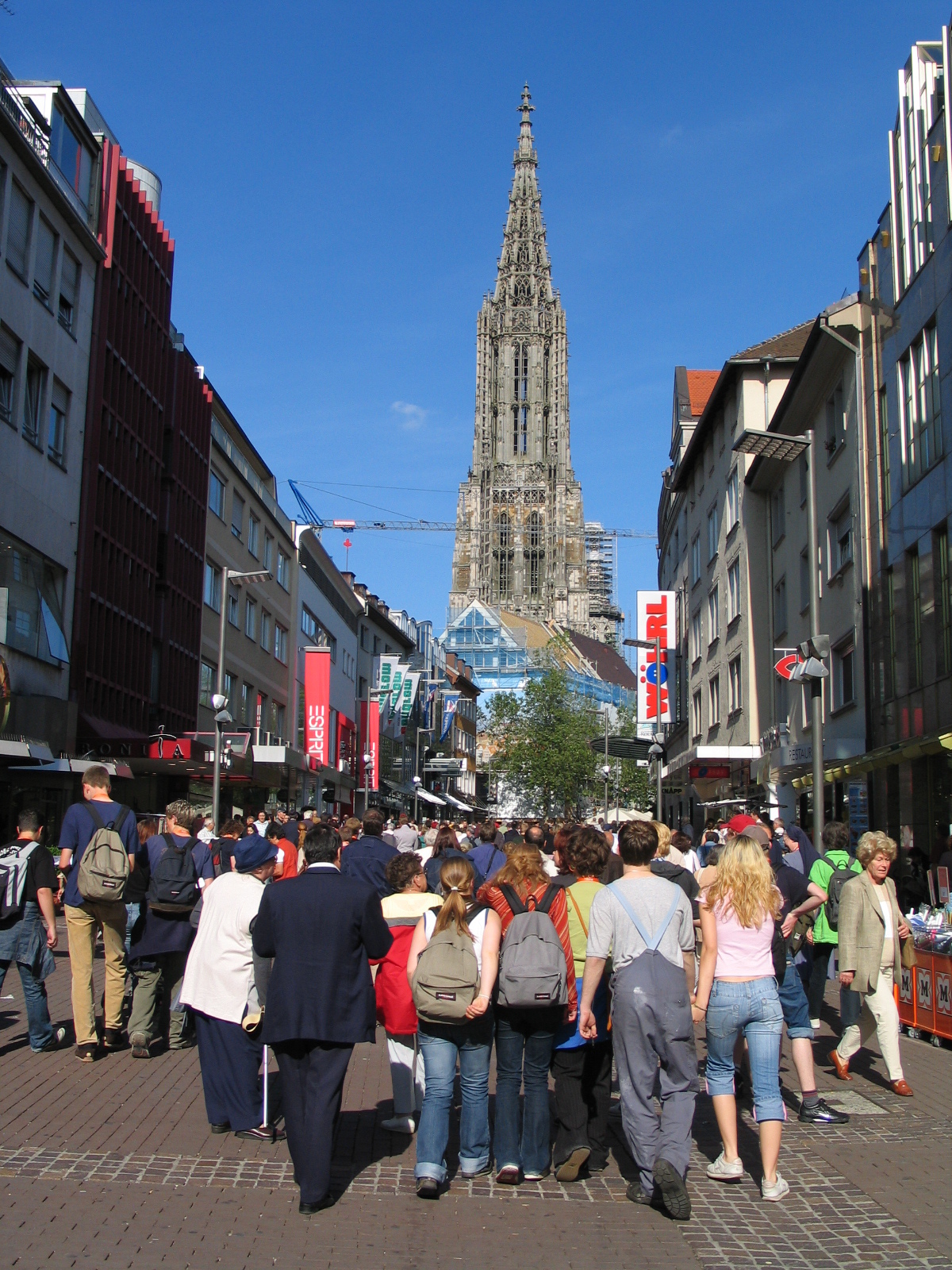 Ulm, 16. Juni 2004: Zur Eröffnung des Katholikentages strömten rund 10.000 Menschen zum Münsterplatz. (c) MBN