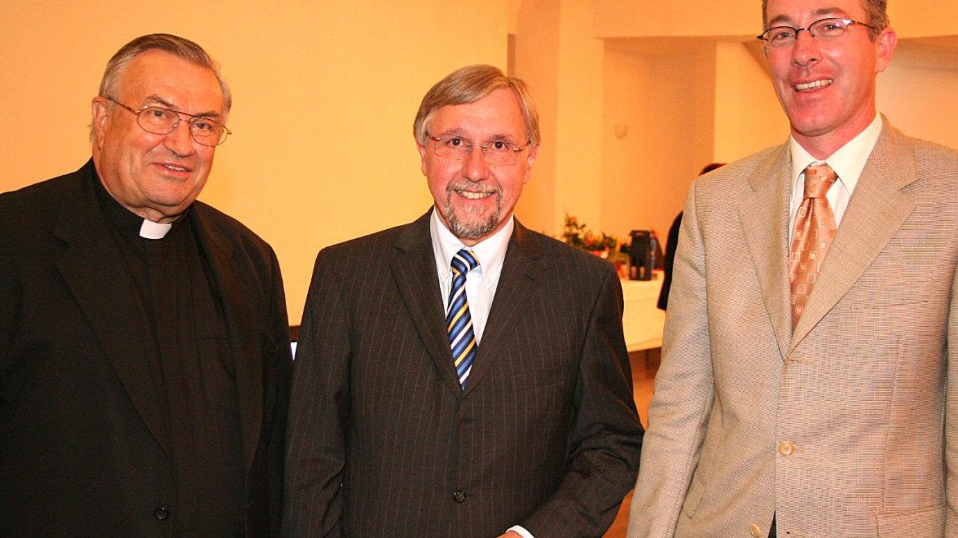 Mainz, 20.9.2006: Kardinal Karl Lehmann (l.) mit Günther Gremp (m.), scheidender SWR-Beauftragter für Rheinland-Pfalz, und Dr. Thomas Weißer, neuer SWR-Beauftragter.