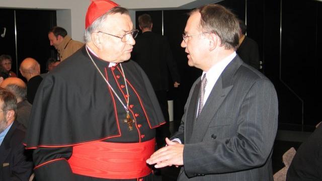 Bernhard Nacke (rechts), Leiter des Katholischen Büros in Mainz, im Gespräch mit Kardinal Lehmann. Das Bild entstand beim St. Martins-Jahresempfang des Katholischen Büros am 13. November 2003 im Erbacher Hof in Mainz.