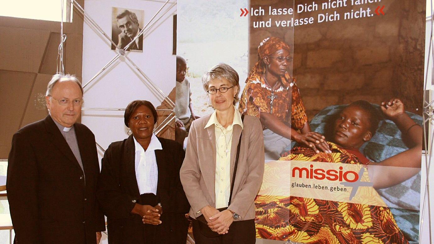 Mainz, 7.10.2006: (v.l.) Domdekan Heinz Heckwolf, Missionsdirektor des Bistums Mainz, Margret Moyo, Missio-Gast aus Malawi, und Schwester Annette Fleischauer, Missio-Referentin im Bistum Mainz, beim Missio-Spendertreffen im Haus am Dom in Mainz.