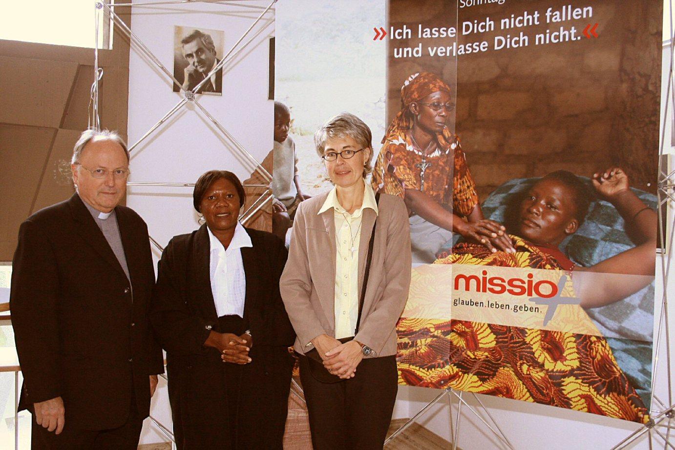 Mainz, 7.10.2006: (v.l.) Domdekan Heinz Heckwolf, Missionsdirektor des Bistums Mainz, Margret Moyo, Missio-Gast aus Malawi, und Schwester Annette Fleischauer, Missio-Referentin im Bistum Mainz, beim Missio-Spendertreffen im Haus am Dom in Mainz. (c) am (MBN)