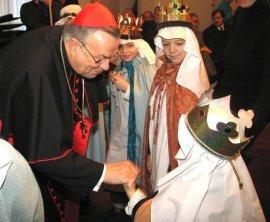 Kardinal Lehmann begrüßte Sternsinger aus der Mainzer Pfarrei St. Stephan und der evangelischen Altmünstergmeinde. (Bitte klicken Sie auf das Bild für eine druckfähige Version) (c) MBN