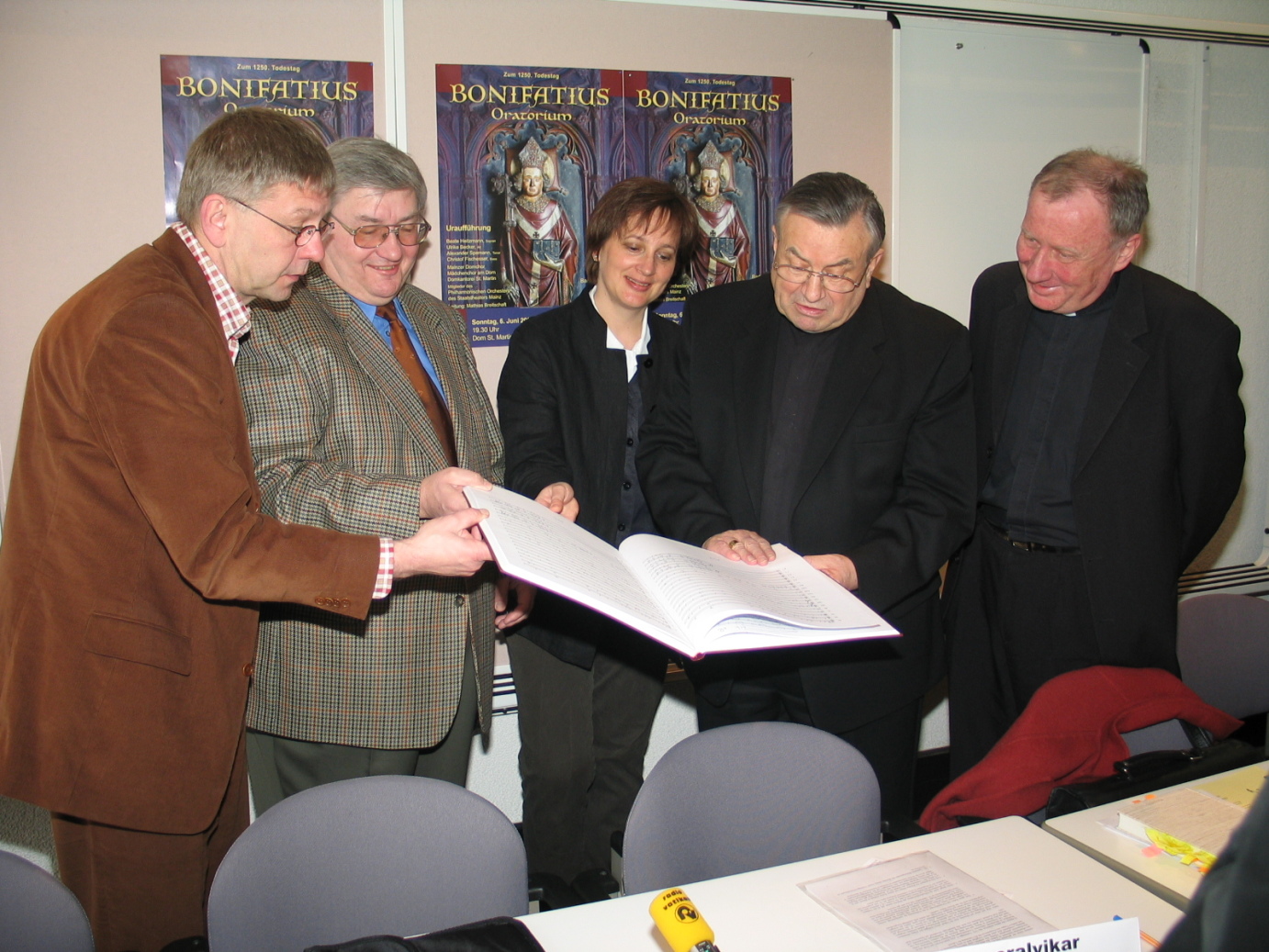 (V.l.n.r.) Regionalkantor Thomas Gabriel, Domkapellmeister Prof. Mathias Breitschaft, Dr. Barbara Nichtweiß, Kardinal Karl Lehmann und Generalvikar Dietmar Giebelmann mit der 300 Seiten starken Partitur des Oratoriums. (c) MBN
