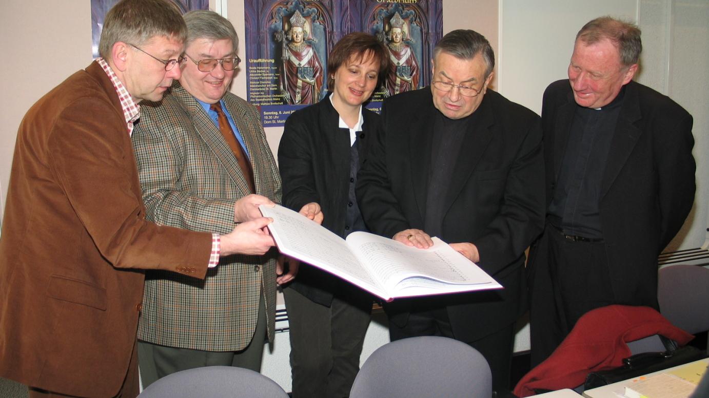 (V.l.n.r.) Regionalkantor Thomas Gabriel, Domkapellmeister Prof. Mathias Breitschaft, Dr. Barbara Nichtweiß, Kardinal Karl Lehmann und Generalvikar Dietmar Giebelmann mit der 300 Seiten starken Partitur des Oratoriums.