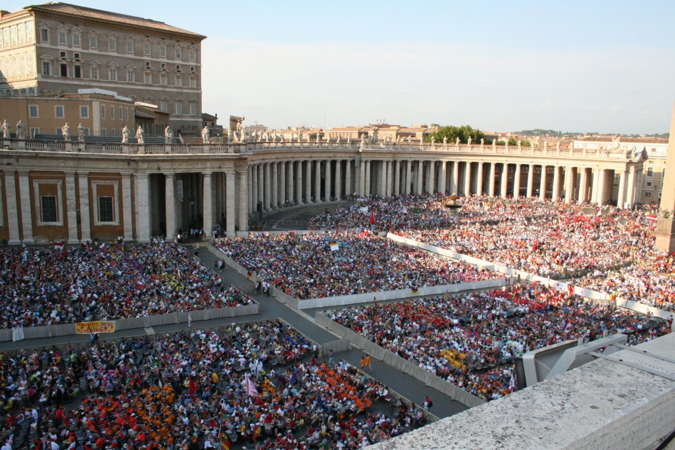Rom, 1. August 2006: Die Messdiener füllten den Petersplatz beim Internationalen Gottesdienst mit Kardinal Schöborn. (c) am (MBN)