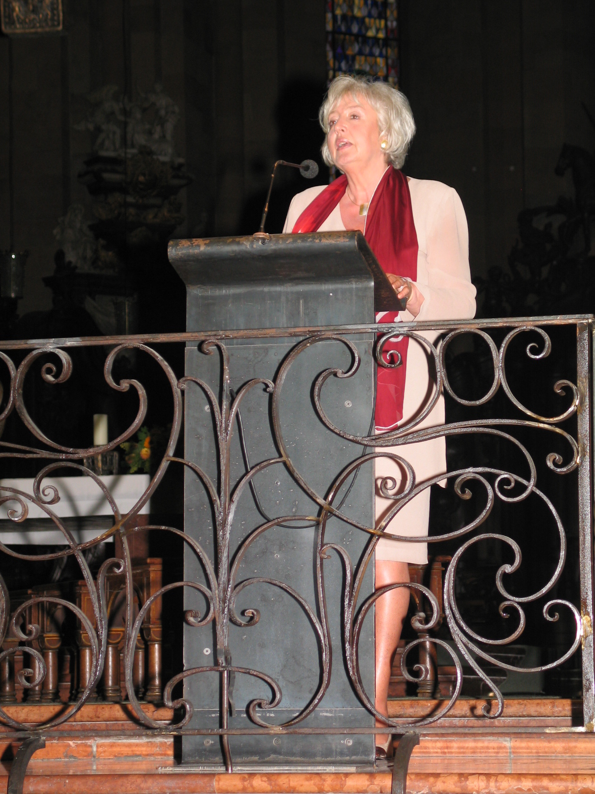 Mainz, 30. August 2004: Bundesfamilienministerin Renate Schmidt bei ihrem Vortrag im Mainzer Dom. (c) MBN