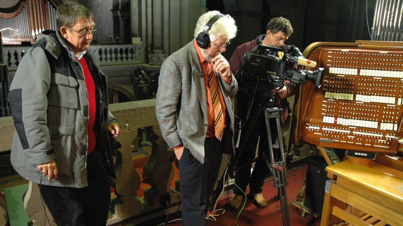 Mainz im Dezember 2005: Domorganist Albert Schönberger (mitte) bei den Dreharbeiten zur Reihe 