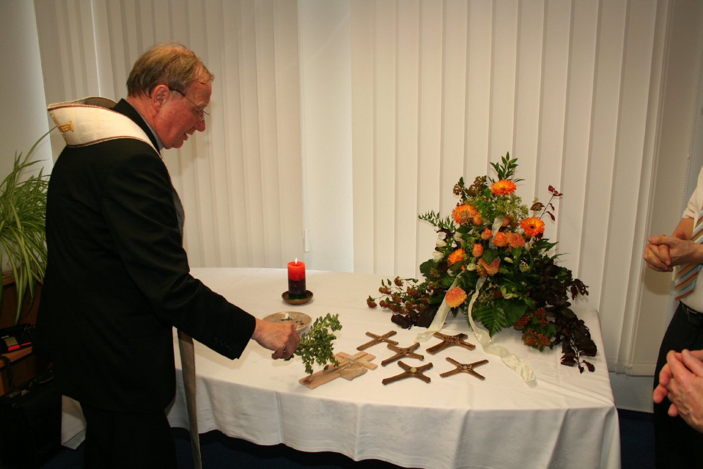 Mainz, 4.7.2006: Generalvikar Dietmar Giebelmann segnet die Kreuze für die neuen Räumlichkeiten des TPI in Mainz. (c) am (MBN)