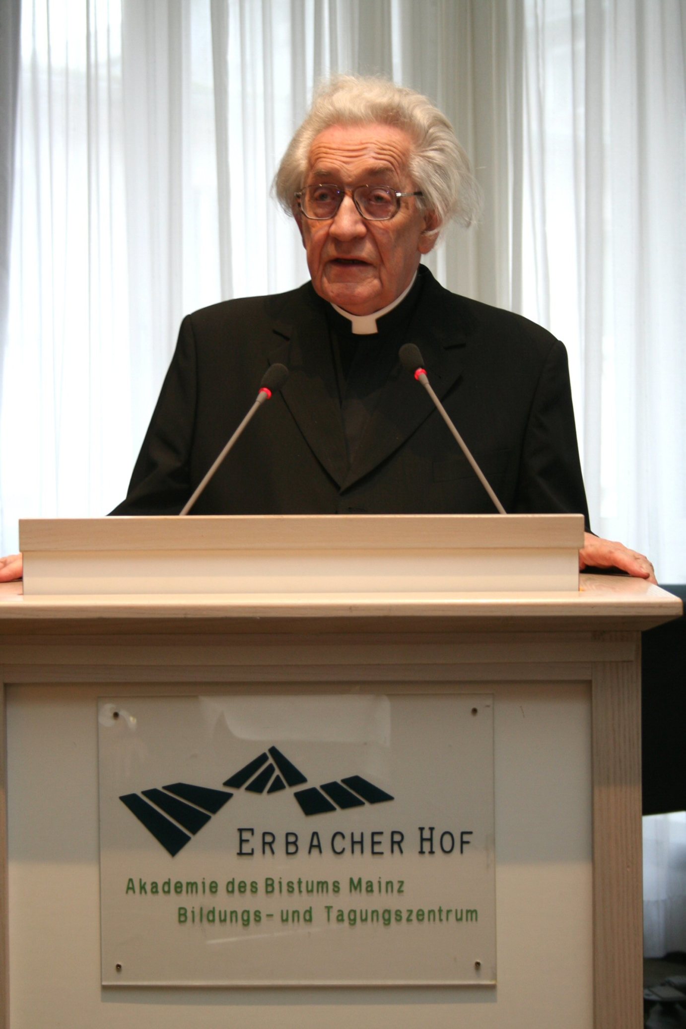 Mainz, 22. Februar 2006: Prälat Walter Seidel bei seinem Schlusswort im Kettelersaal des Erbacher Hofes. (c) tob (MBN)
